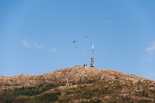 Basejumpers off Ulriken